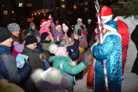 Алтайские коммунисты и комсомольцы проводят акцию «Красный Новый год шагает по Алтаю!»