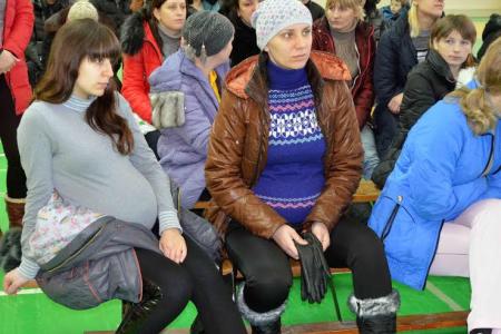 Депутат-коммунист Госдумы Олег Лебедев привез подарки беженцам юго-востока Украины, размещенным в Тульской области