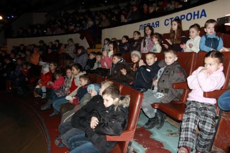 КПРФ организовала новогодние детские утренники в Луганске и Донецке