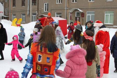 Новосибирские коммунисты и комсомольцы организовали новогодний праздник для детей