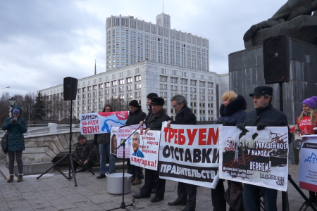 «Пилите, Дима, пилите…». Москвичи на встрече с депутатами-коммунистами потребовали отставки российского правительства