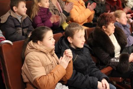 КПРФ организовала новогодние детские утренники в Луганске и Донецке