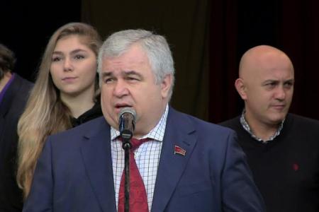 КПРФ организовала новогодние детские утренники в Луганске и Донецке