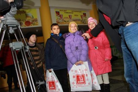КПРФ организовала новогодние детские утренники в Луганске и Донецке
