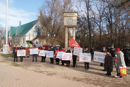 В городах Черкесске, Карачаевске и поселке Кавказский Карачаево-Черкесии состоялись пикеты в защиту экономических и социальных интересов народа, организованные КПРФ