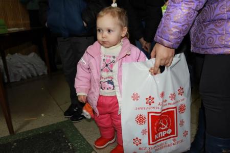 КПРФ организовала новогодние детские утренники в Луганске и Донецке