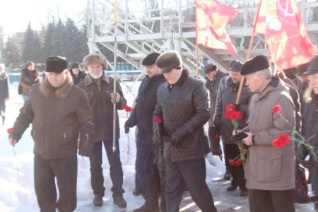 Саратовские коммунисты возложили цветы к памятнику В.И. Ленину