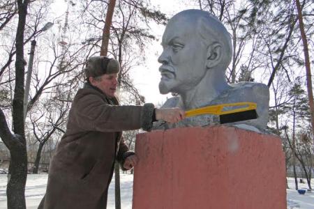 Амурская область. В Благовещенске состоялось возложение к памятникам В.И. Ленину в день 91-й годовщины со дня смерти Вождя Великого Октября