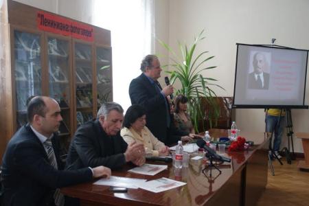Ленин в горы счастье принес! В Черкесске к Дню памяти Ильича отреставрировали памятник Ленину на центральной площади