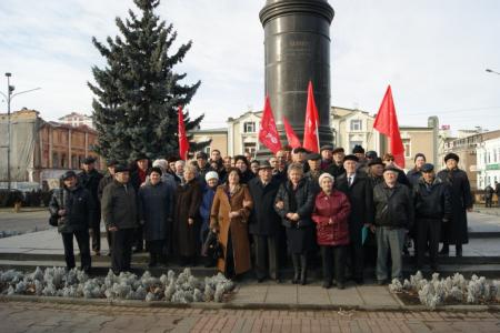 Коммунисты Владикавказа возложили цветы к памятнику В.И. Ленина 