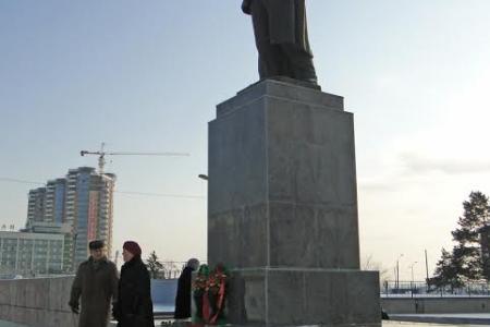 Амурская область. В Благовещенске состоялось возложение к памятникам В.И. Ленину в день 91-й годовщины со дня смерти Вождя Великого Октября