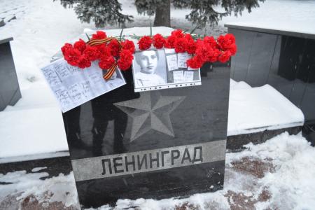 Тула. Коммунисты возложили цветы к стеле в честь города-героя Ленинграда