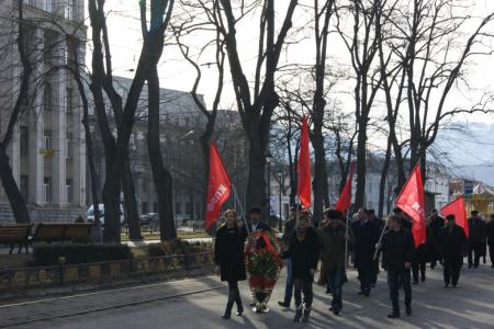 Коммунисты Владикавказа возложили цветы к памятнику В.И. Ленина 