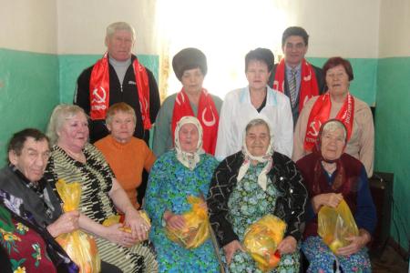 Коммунисты Тамбовской области от имени Т.В. Плетневой дарят новогодние подарки старикам и детям