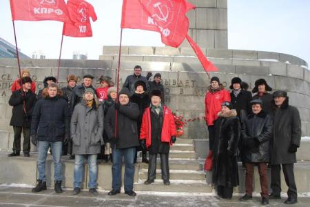 Гвоздики вождю пролетариата! Свердловские коммунисты возложили цветы к памятнику В.И. Ленину