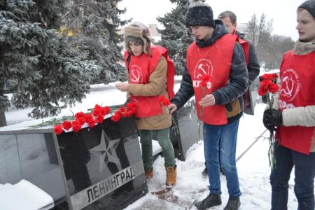 Тула. Коммунисты возложили цветы к стеле в честь города-героя Ленинграда