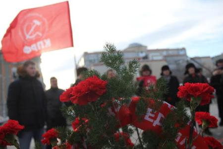 Гвоздики вождю пролетариата! Свердловские коммунисты возложили цветы к памятнику В.И. Ленину