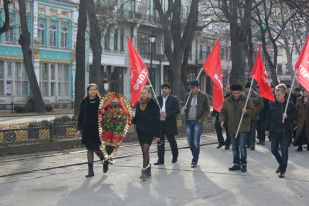 Коммунисты Владикавказа возложили цветы к памятнику В.И. Ленина 