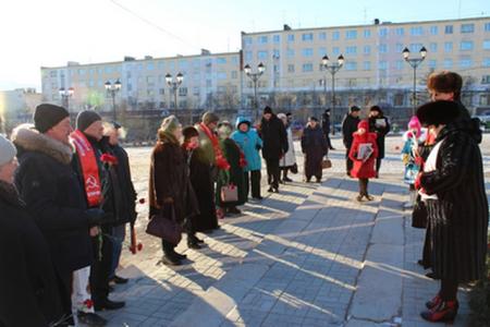 Магадан. Коммунисты возложили цветы к памятнику В.И. Ленина
