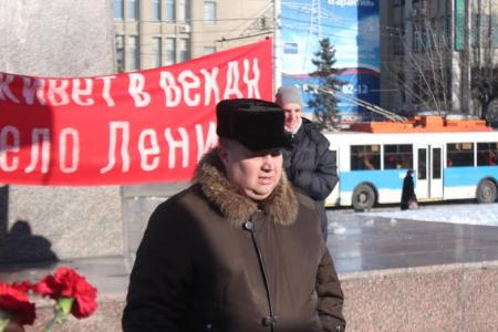 Саратовские коммунисты возложили цветы к памятнику В.И. Ленину