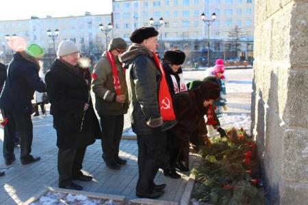 Магадан. Коммунисты возложили цветы к памятнику В.И. Ленина