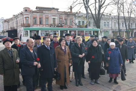 Коммунисты Владикавказа возложили цветы к памятнику В.И. Ленина 