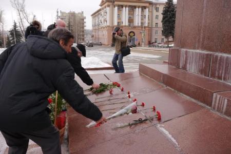 В Липецке отметили 91-ю годовщину со дня смерти В.И. Ленина возложением цветов к памятникам вождю и чтением стихов