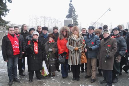 Ленинград: Коммунисты и комсомольцы почтили память жертв блокады