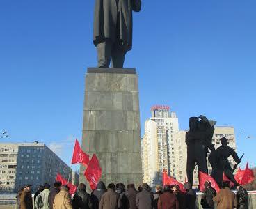 Нижегородские коммунисты возложили цветы к памятнику Владимиру Ильичу Ленину