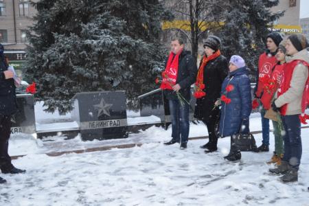 Тула. Коммунисты возложили цветы к стеле в честь города-героя Ленинграда