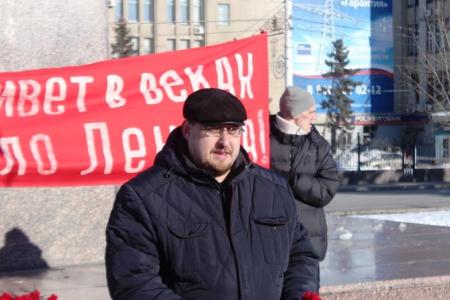 Саратовские коммунисты возложили цветы к памятнику В.И. Ленину