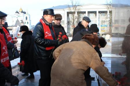 Дань памяти В.И. Ленину отдали коммунисты Псковской области