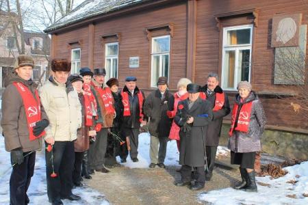 Дань памяти В.И. Ленину отдали коммунисты Псковской области