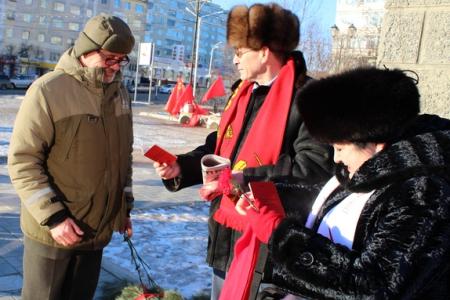 Магадан. Коммунисты возложили цветы к памятнику В.И. Ленина