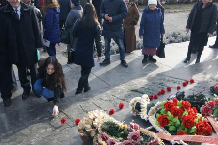 Коммунисты Владикавказа возложили цветы к памятнику В.И. Ленина 