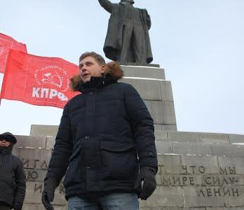 Гвоздики вождю пролетариата! Свердловские коммунисты возложили цветы к памятнику В.И. Ленину
