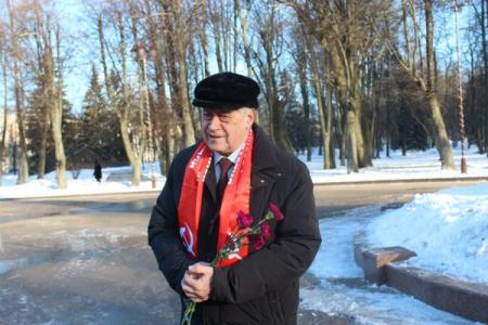 В Великом Новгороде коммунисты возложили цветы к памятнику В.И. Ленину