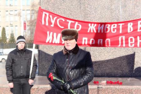 Саратовские коммунисты возложили цветы к памятнику В.И. Ленину