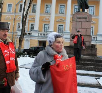 Дань памяти В.И. Ленину отдали коммунисты Псковской области