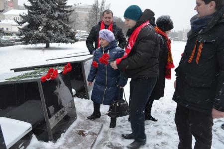 Тула. Коммунисты возложили цветы к стеле в честь города-героя Ленинграда