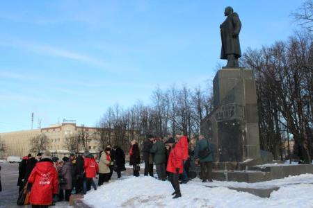 В Великом Новгороде коммунисты возложили цветы к памятнику В.И. Ленину