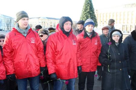 В Великом Новгороде коммунисты возложили цветы к памятнику В.И. Ленину