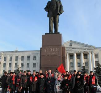 Дань памяти В.И. Ленину отдали коммунисты Псковской области