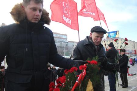 Гвоздики вождю пролетариата! Свердловские коммунисты возложили цветы к памятнику В.И. Ленину