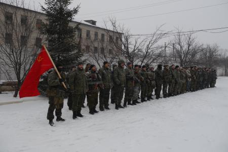 Под красным знаменем! Интернациональный добровольческий коммунистический отряд больше двух месяцев отважно сражается с бандеровцами