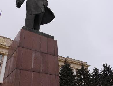 В Липецке отметили 91-ю годовщину со дня смерти В.И. Ленина возложением цветов к памятникам вождю и чтением стихов