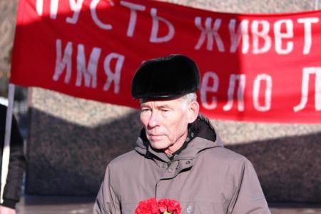 Саратовские коммунисты возложили цветы к памятнику В.И. Ленину
