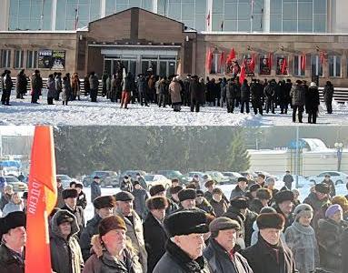 Татарстан. В Альметьевске прошел митинг под лозунгами: «КПРФ против повышения тарифов ЖКХ и платы за детские сады», «Детям войны» – государственную поддержку!»