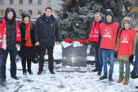 Тула. Коммунисты возложили цветы к стеле в честь города-героя Ленинграда