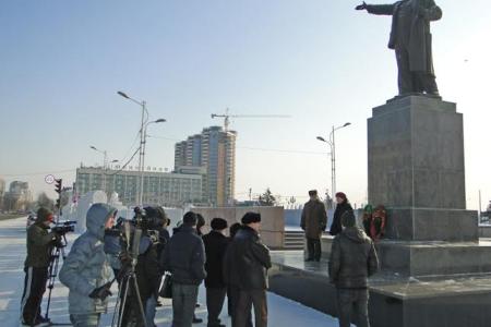 Амурская область. В Благовещенске состоялось возложение к памятникам В.И. Ленину в день 91-й годовщины со дня смерти Вождя Великого Октября